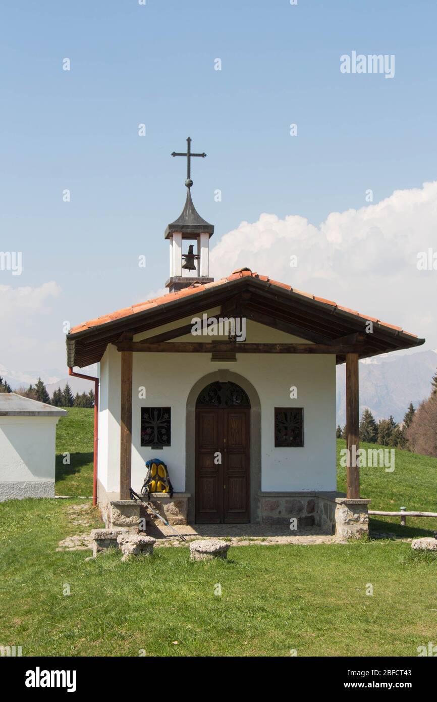 Italia, Lombardia - Aprile 22 2018: La vista della chiesa di San fermo, sulla strada per Monte Colombina, Aprile 22 2018 in Italia. Foto Stock