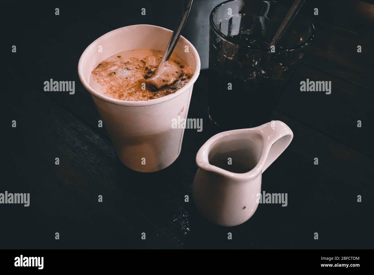 Famoso caffè tradizionale vietnamita all'uovo o ca phe trung, mostra la cultura e la cucina del caffè del Vietnam Foto Stock