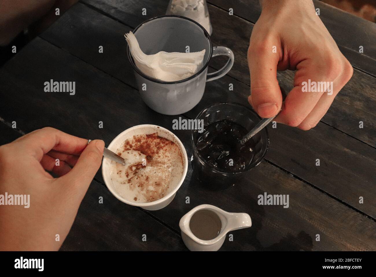 Famoso caffè tradizionale vietnamita all'uovo o ca phe trung, mostra la cultura e la cucina del caffè del Vietnam Foto Stock