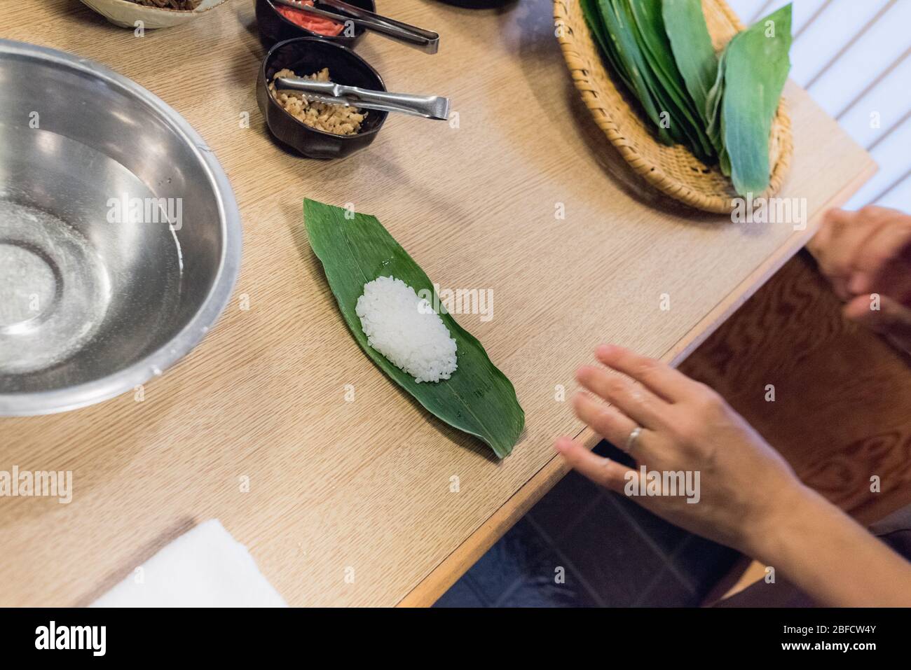 Preparazione di piatti tipici della campagna fatti in casa con prodotti locali chiamati sasazushi a Iiyama, Nagano, Giappone. Foto Stock