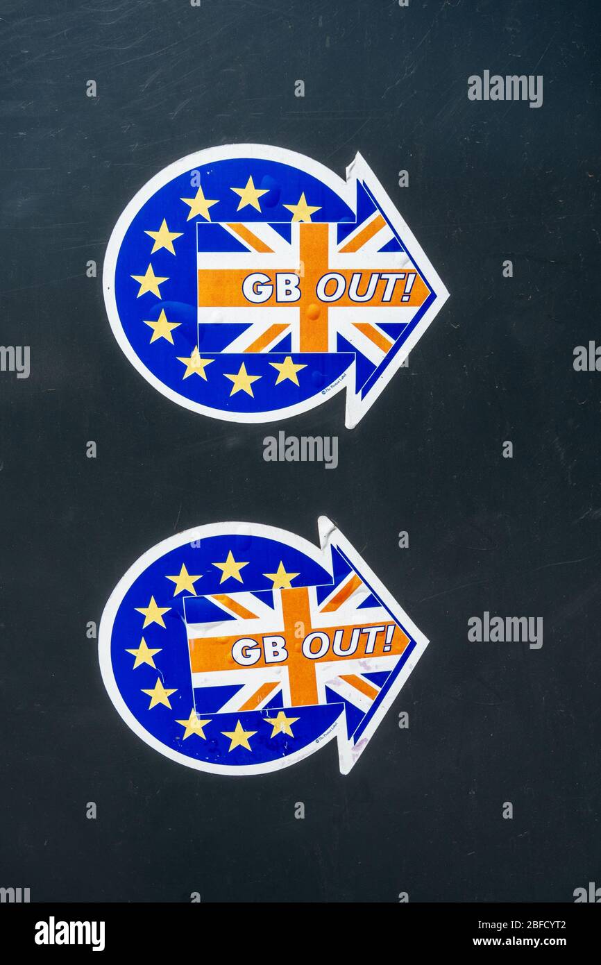 La Brexit si autoadesivo su una pattumiera - GB out - con la bandiera dell'Unione europea e le bandiere dei jack sindacali Foto Stock