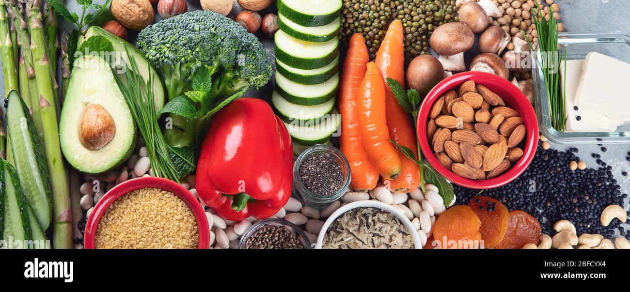 Dieta di proteina basata di pianta. Alimenti sani, ricchi di proteine vegetali, antiossidanti, vitamine e fibre alimentari. Vista dall'alto. Panorama, banner Foto Stock