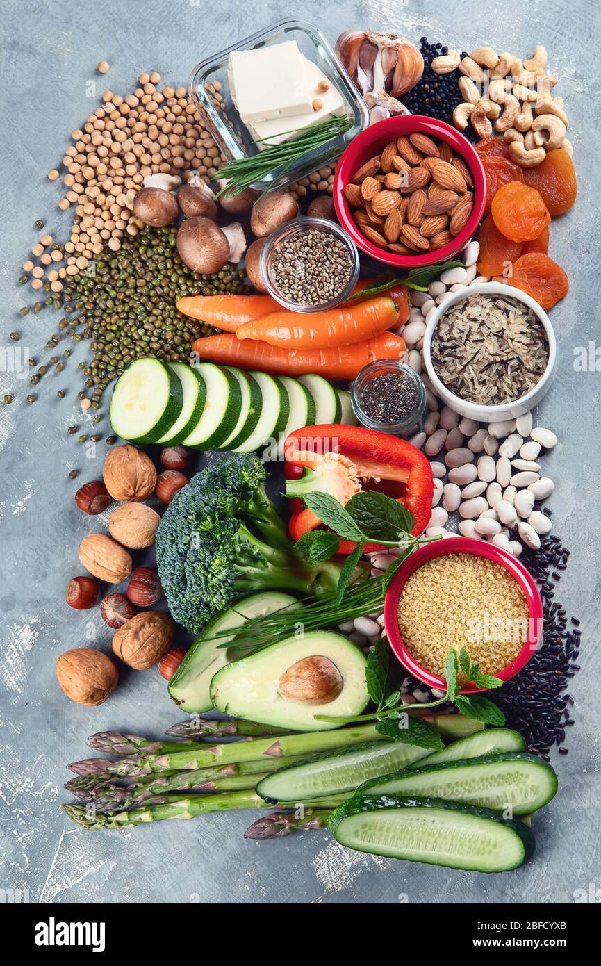 Dieta di proteina basata di pianta. Alimenti sani, ricchi di proteine vegetali, antiossidanti, vitamine e fibre alimentari. Vista dall'alto Foto Stock