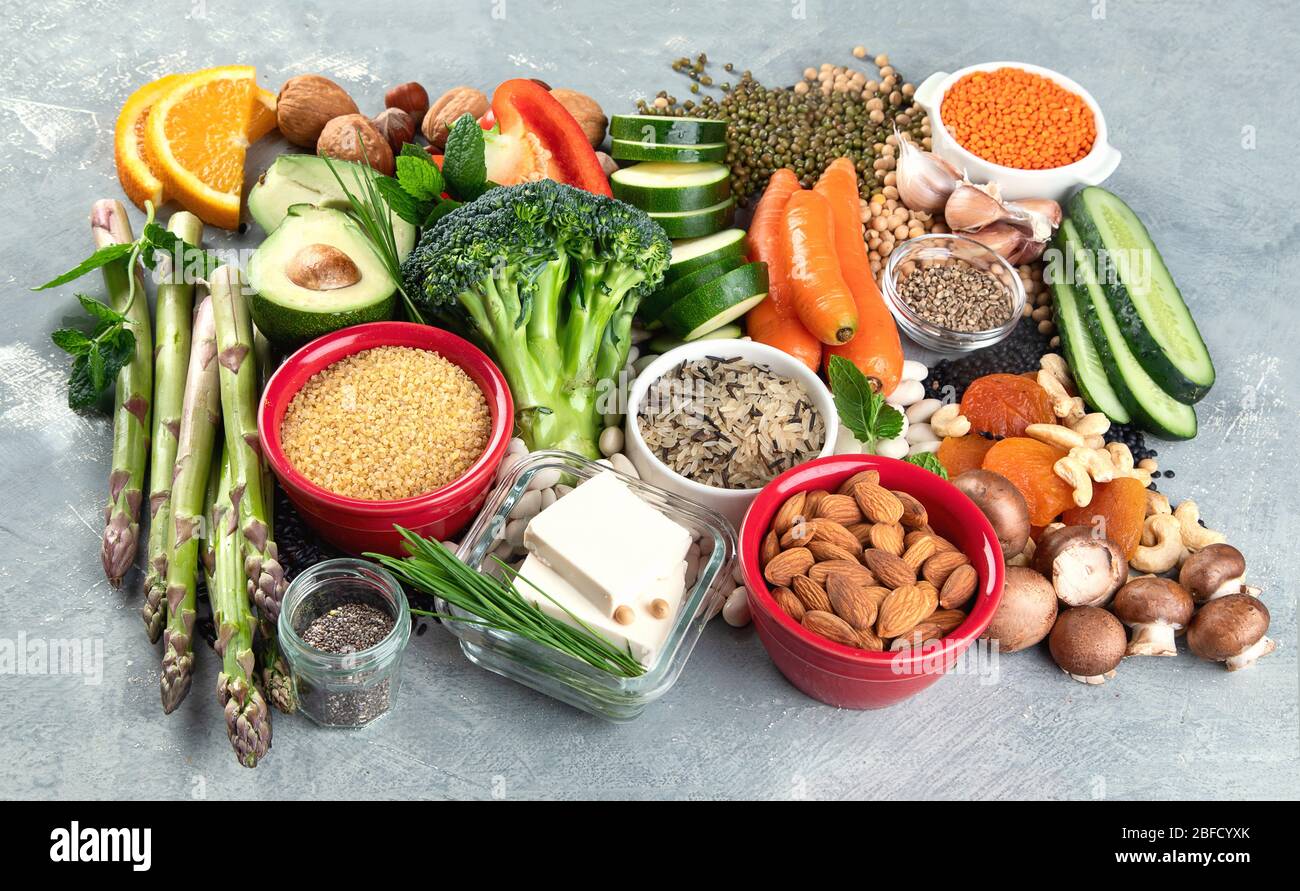 Dieta di proteina basata di pianta. Alimenti sani, ricchi di proteine vegetali, antiossidanti, vitamine e fibre alimentari. Foto Stock