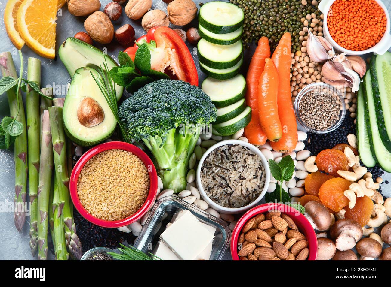 Dieta di proteina basata di pianta. Alimenti sani, ricchi di proteine vegetali, antiossidanti, vitamine e fibre alimentari. Vista dall'alto Foto Stock