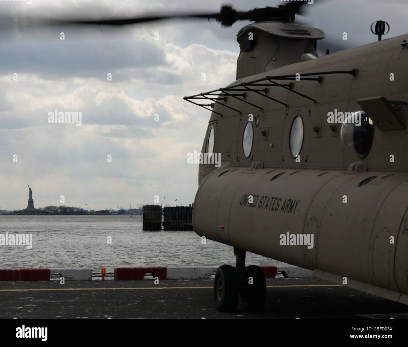Un elicottero Chinook CH-47, assegnato alla New York Army National Guard's Company B, 3° battaglione, 126° Aviazione, si avvicina a un eliporto a New York City, 16 aprile 2020. I membri della Guardia Nazionale di New York stanno sostenendo la risposta multi-agenzia al COVID-19. (STATI UNITI Foto della Guardia Nazionale aerea di Senior Airman Sean Madden) Foto Stock