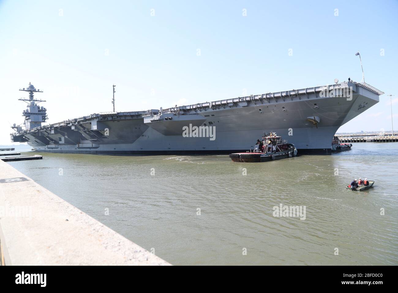 La portaerei USS Gerald R. Ford (CVN 78), con personale della Huntington Ingalls Industries-Newport News Shipbuilding Division, conduce un esperimento di inclinazione ponderata alla Naval Station Norfolk, aprile 16. L'esperimento ha aiutato a calcolare il baricentro della nave e utilizzerà le informazioni del test per determinare la stabilità della nave in una varietà di condizioni di carico progettate. (STATI UNITI Foto Navy di Mass Communication Specialist 3 ° Classe Brett Walker) Foto Stock