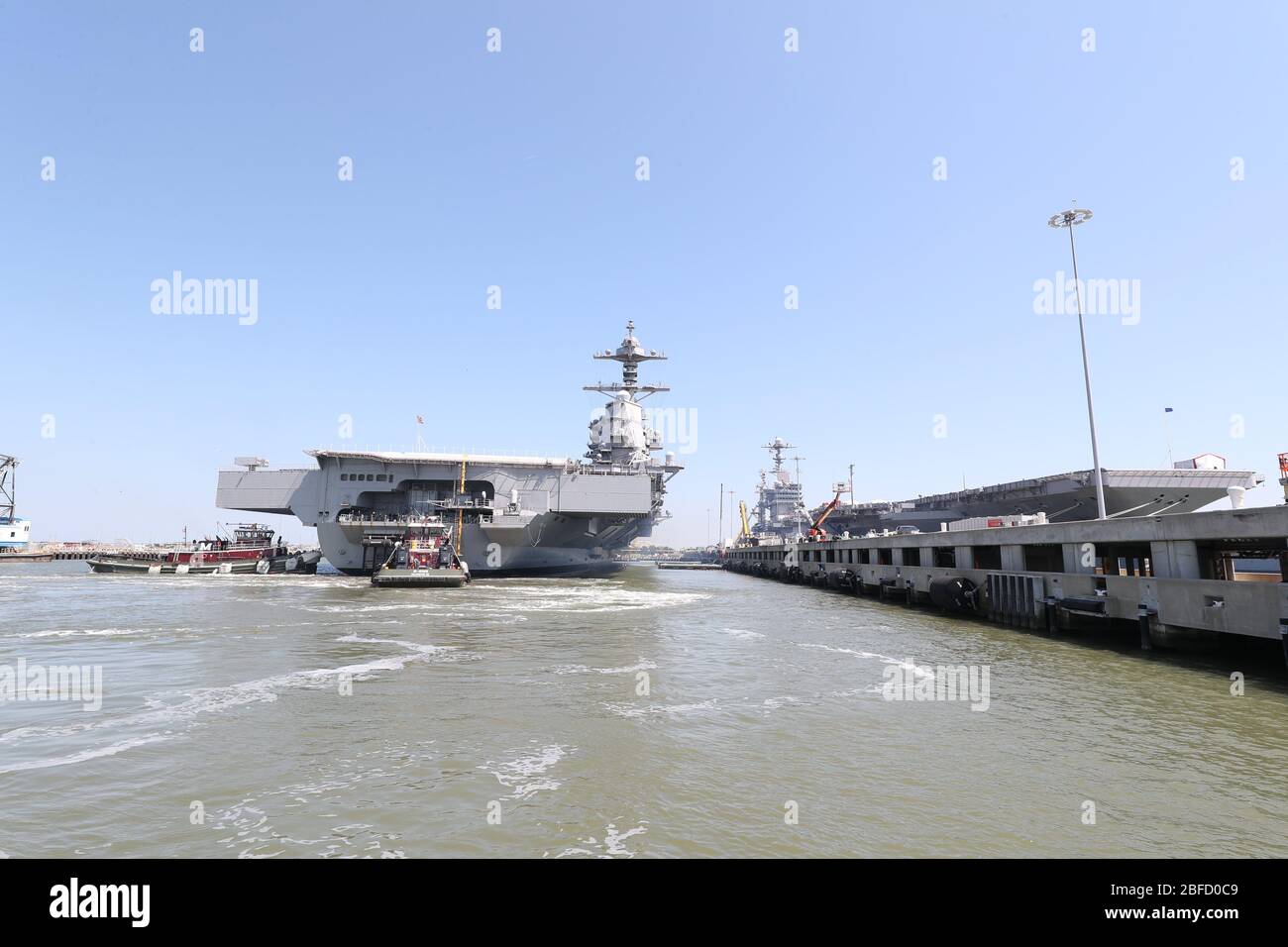 La portaerei USS Gerald R. Ford (CVN 78), con personale della Huntington Ingalls Industries-Newport News Shipbuilding Division, conduce un esperimento di inclinazione ponderata alla Naval Station Norfolk, aprile 16. L'esperimento ha aiutato a calcolare il baricentro della nave e utilizzerà le informazioni del test per determinare la stabilità della nave in una varietà di condizioni di carico progettate. (STATI UNITI Foto Navy di Mass Communication Specialist 3 ° Classe Brett Walker) Foto Stock