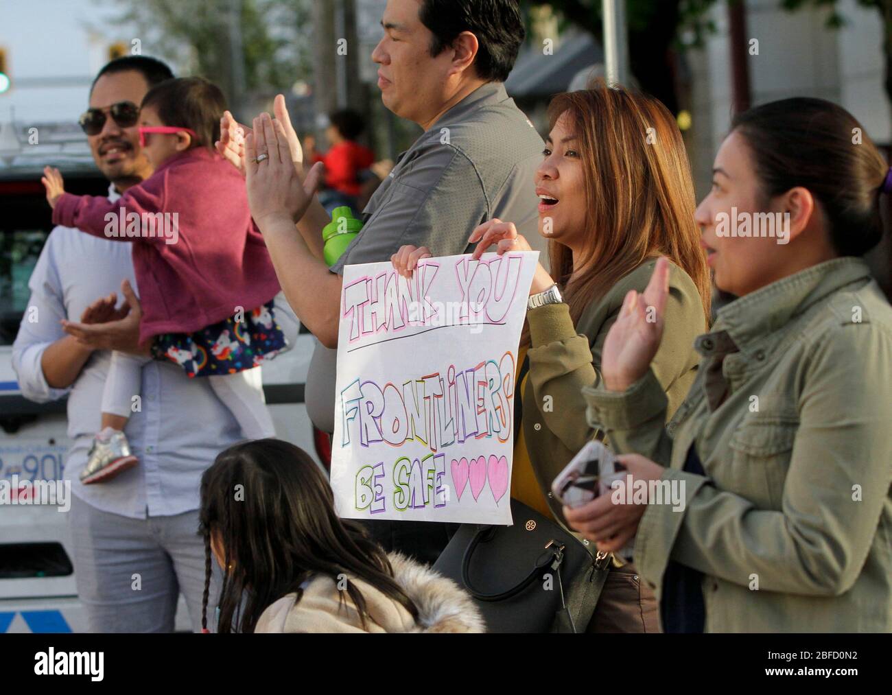 Vancouver, Canada. 17 Aprile 2020. La gente applaude per mostrare apprezzamento ai medici che lottano in prima linea per combattere la pandemia di Covid-19 al di fuori del Lions Gate Hospital a Vancouver, Canada, 17 aprile 2020. A partire da venerdì sera, ci sono stati 31,872 casi COVID-19 in Canada. Credit: Liang Sen/Xinhua/Alamy Live News Foto Stock