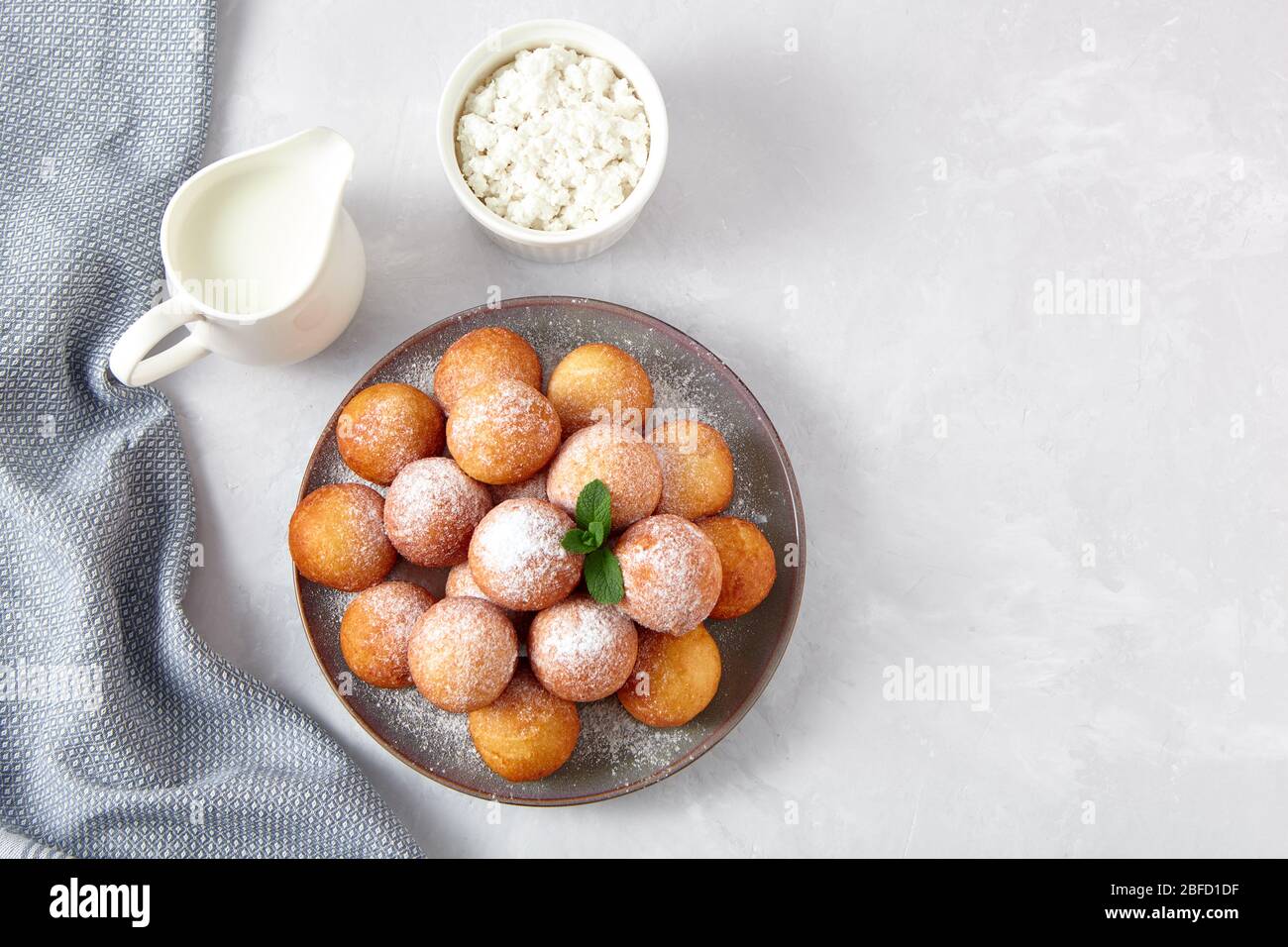La colazione era ottima. Palline di ciambelle di formaggio cottage su uno sfondo chiaro. Vista dall'alto. Foto Stock