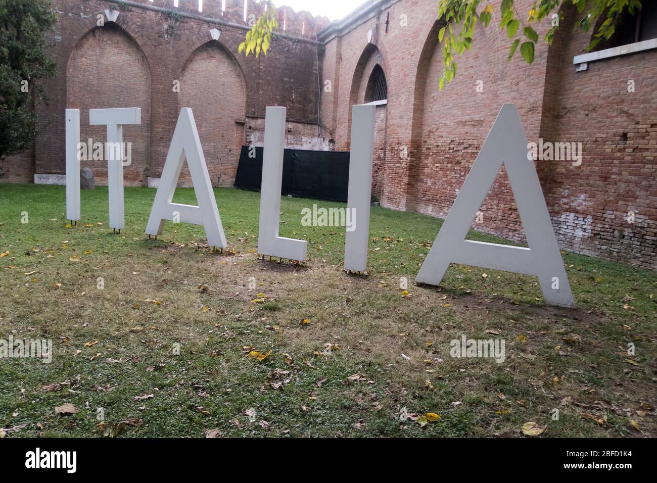 Lettera gigante che scrive la parola Italia fuori dal padiglione italiano alla Biennale di Venezia Foto Stock