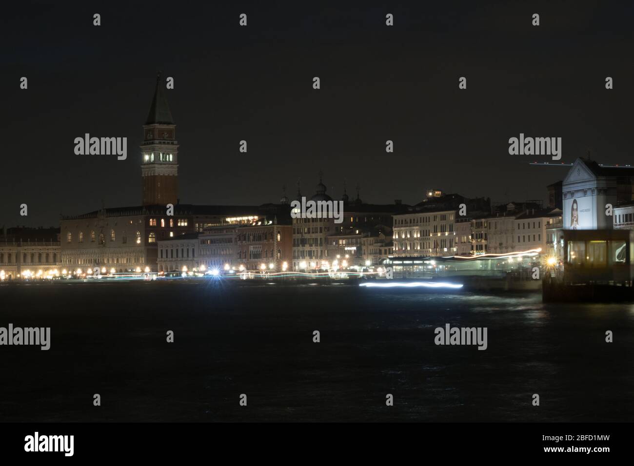 Una vista notturna di Venezia e del Campanile di San Marco Foto Stock