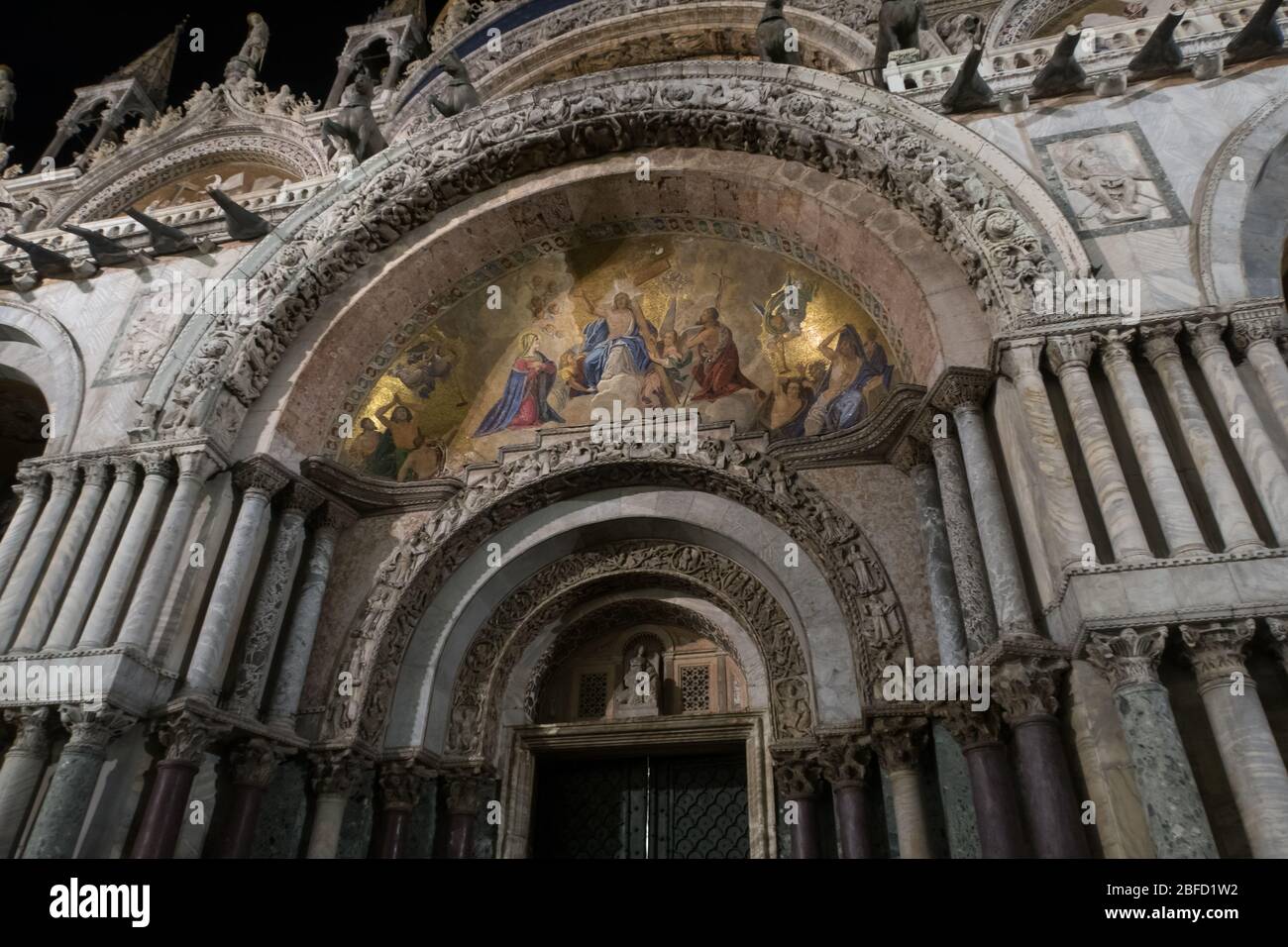 Un mosaico con uno sfondo dorato sopra l'entrata Alla Basilica di San Marco a Venezia Foto Stock