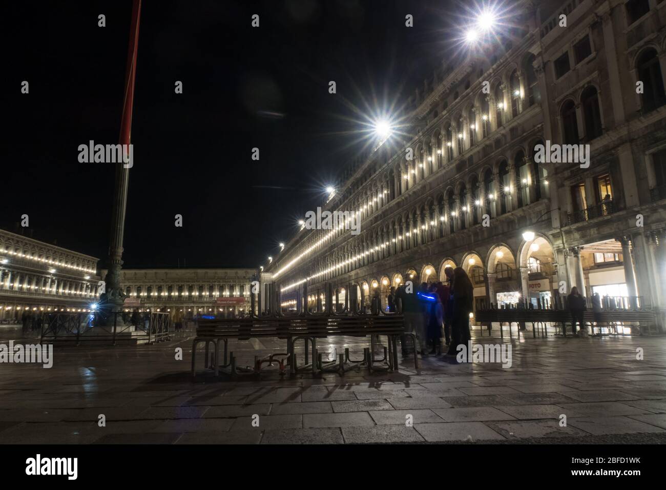 Una vista a due tempi di Piazza San Marco a Venezia, Italia. Foto Stock