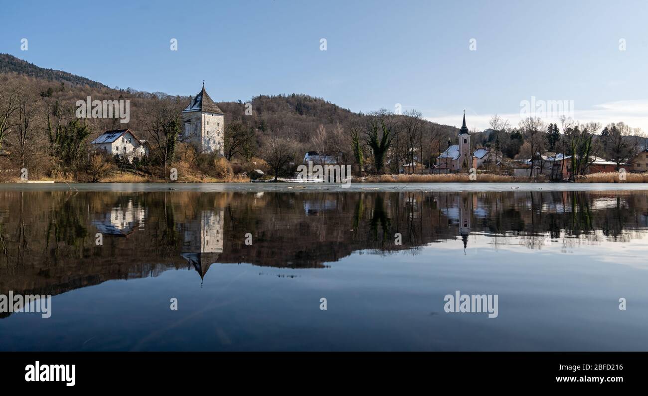 Vista sul lago e sulla chiesa di Sankt Jakob am Thurn, vicino a Salisburgo, in Austria Foto Stock