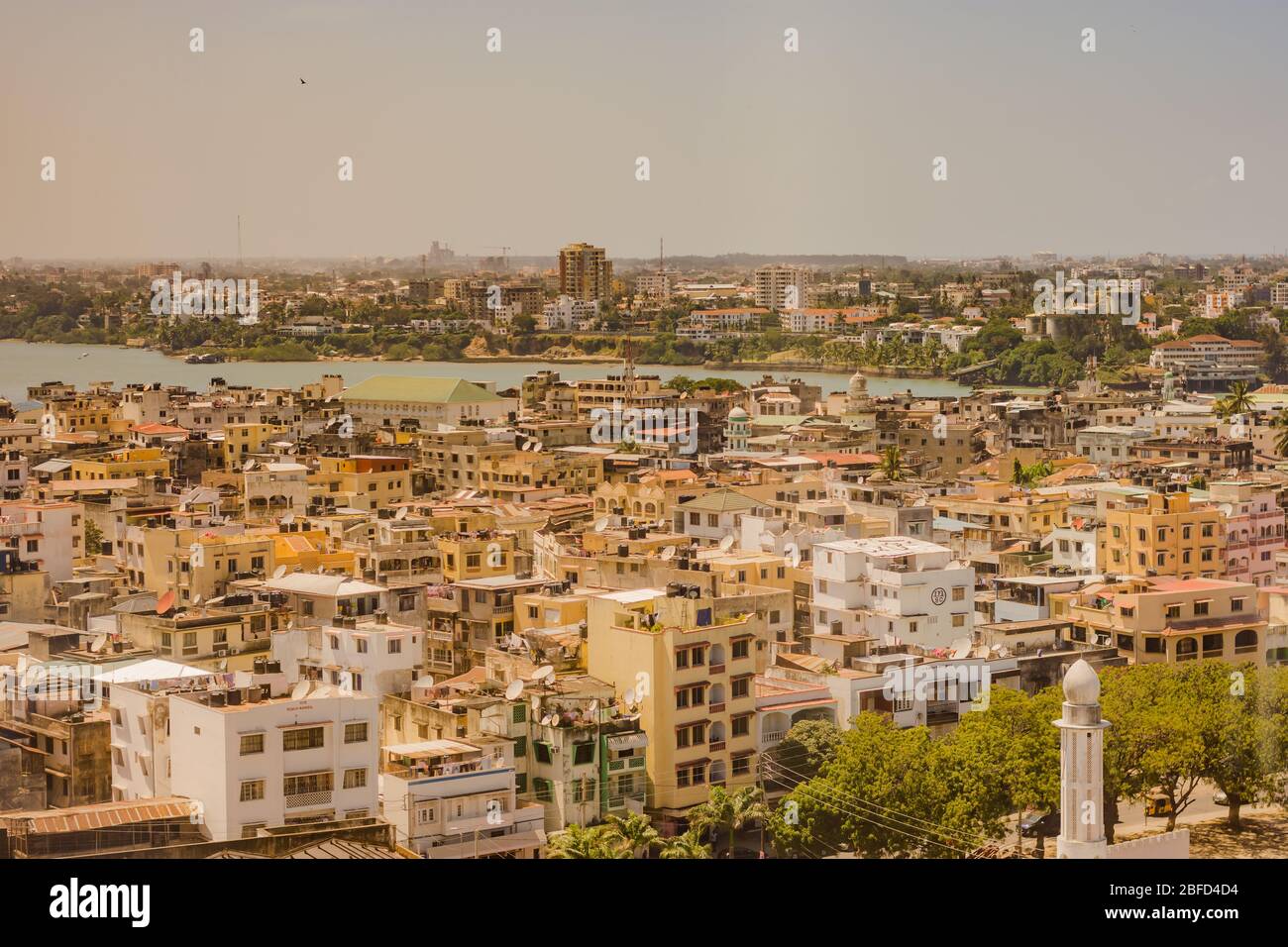 Una vista dell'Isola di Mombasa con parte della terraferma sullo sfondo Foto Stock
