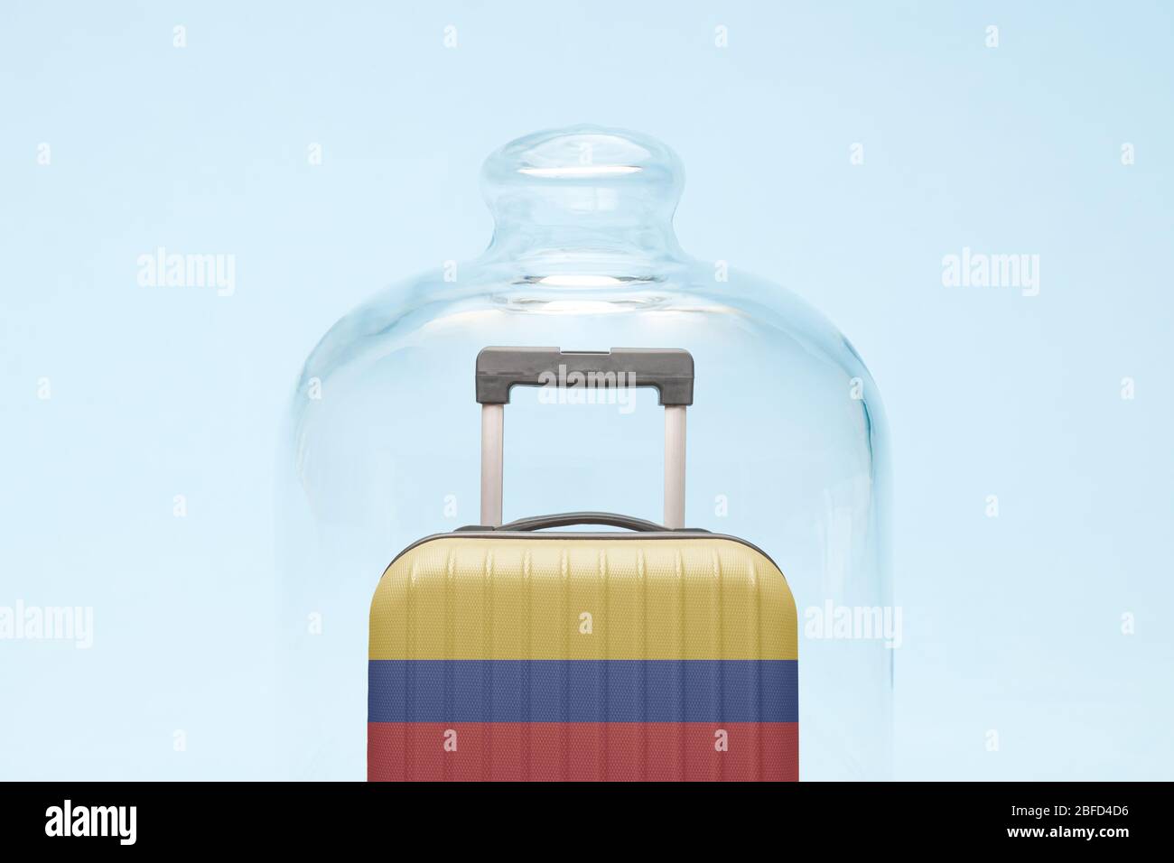 Valigia con bandiera colombiana in quarantena minimo creativo concetto di limitazione di viaggio coronavirus. Foto Stock