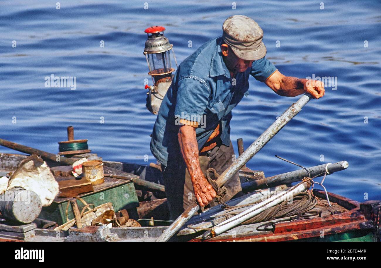 Un uomo cubano in una piccola barca nella Baia dell Avana Foto Stock