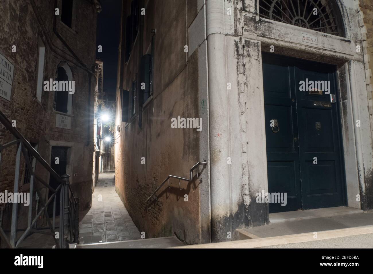 Una strada vuota di notte a Venezia, Italia Foto Stock