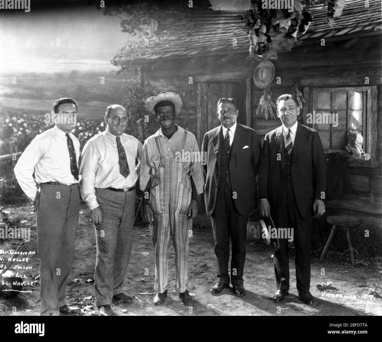 AL JOLSON in Black - faccia su set candido con il suo direttore / Arranger al GOODMAN Vitaphone's Musical director HERMAN HELLER W. G. RICH e produttore SAM WARNER durante le riprese di UNA PLANTATION ACT 1926 regista Philip Roscoe pre - IL CANTANTE JAZZ Vitaphone Sound Short The Vitaphone Corporation - Warner Bros Foto Stock