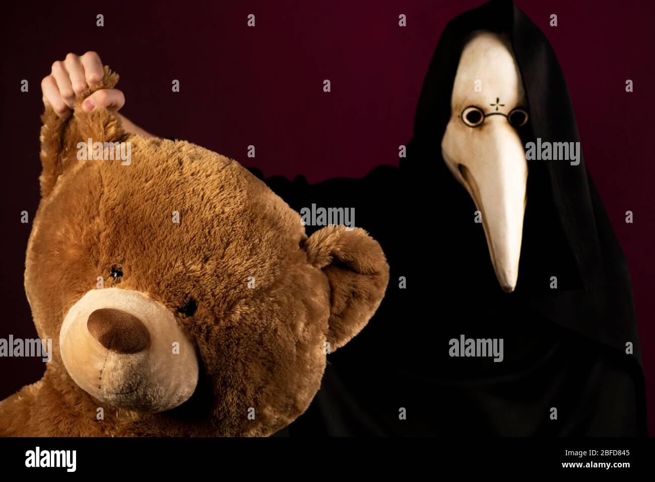 Medico peste con orso peloso, maschera medico tradizionale peste Foto Stock