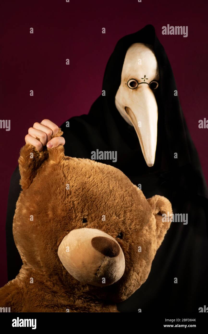 Medico peste con orso peloso, maschera medico tradizionale peste Foto Stock