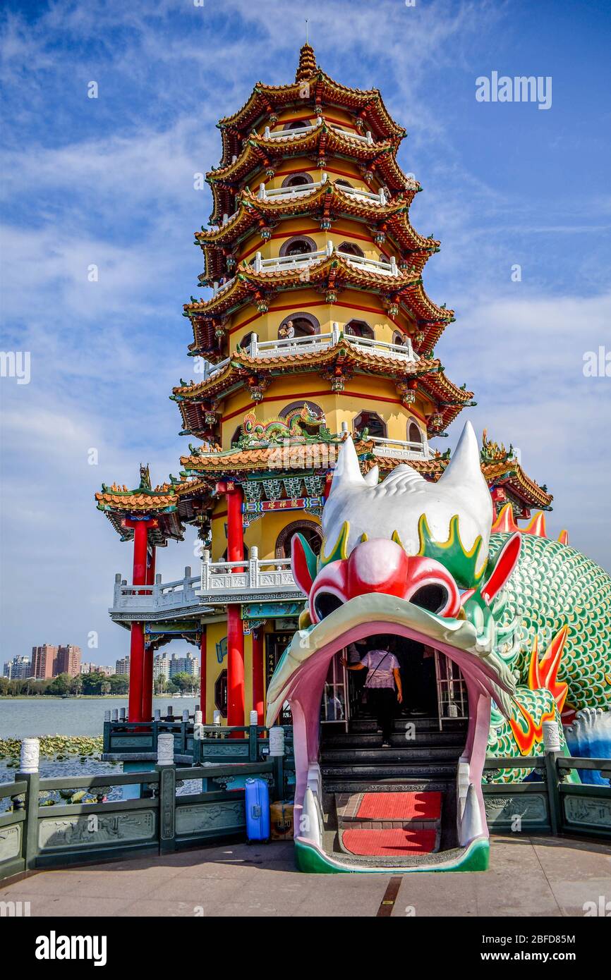 Dragon pagoda, tradizionale architettura cinese dal lago di loto a Kaohsiung, Taiwan Foto Stock