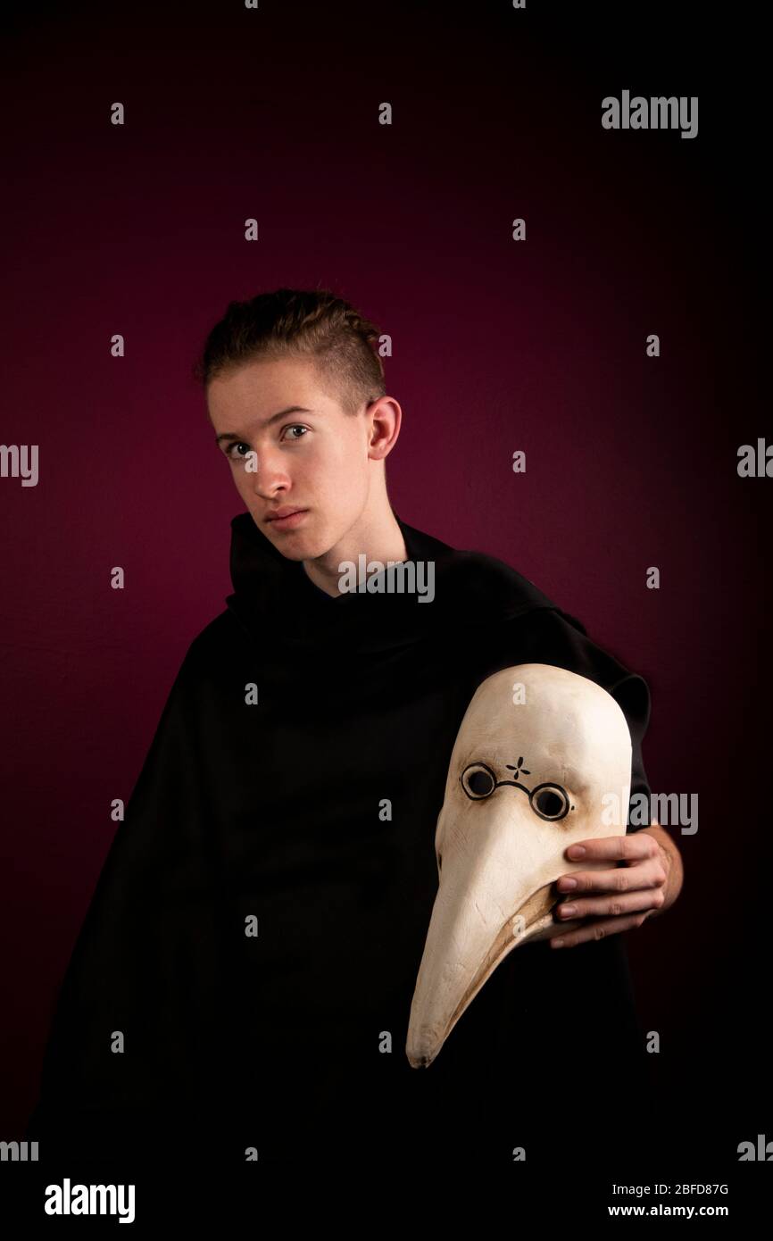 Ragazzo giovane con maschera medico peste Foto Stock