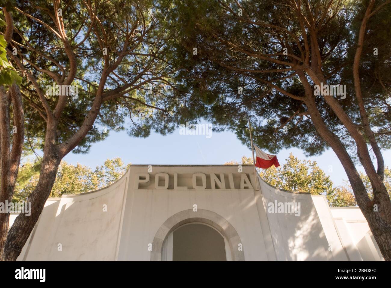 Vista esterna del padiglione polacco all'ombra di alti alberi, alla Biennale di Venezia in Italia. Foto Stock