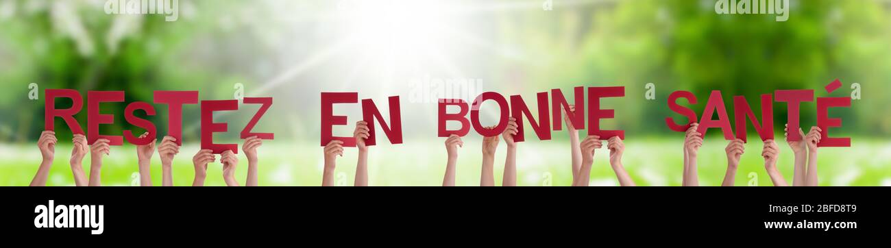 Persone Mani Tenuta Parola Restez En Bonne Sante Significa Rimanere In Salute Prato Erba Foto Stock Alamy