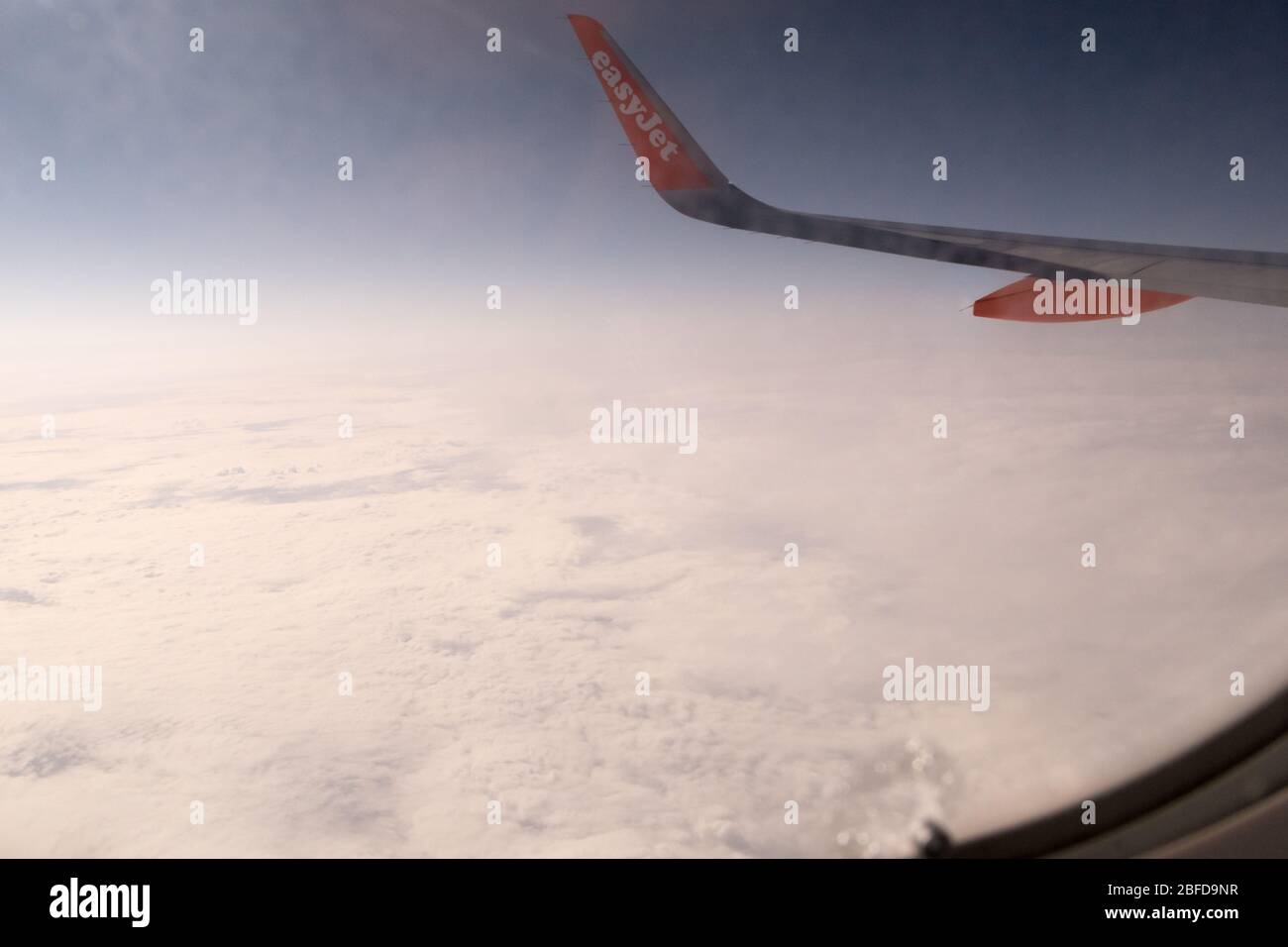 L'ala di un aereo EasyJet visto da un sedile a finestra Foto Stock