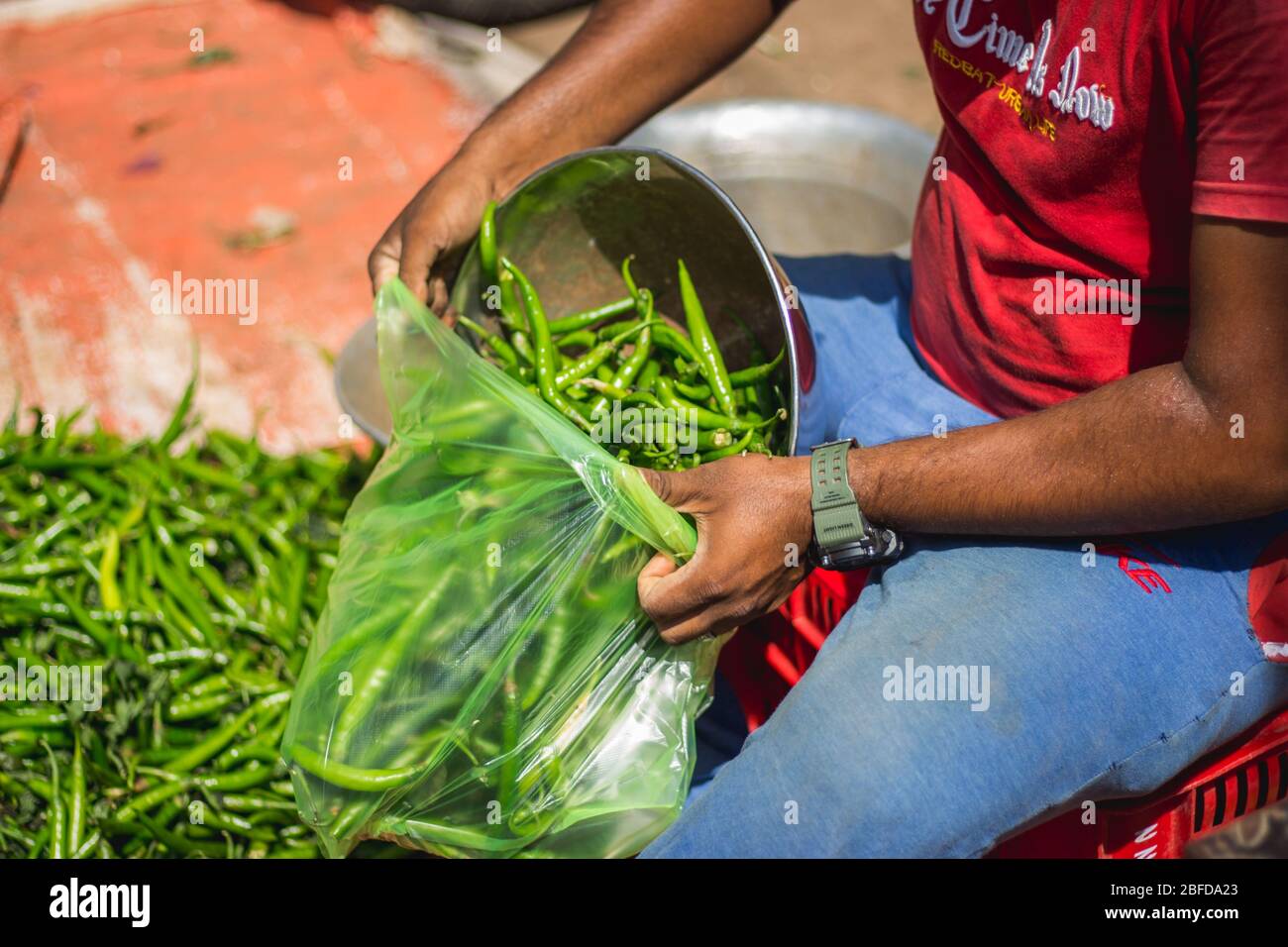 Vendita di brividi e verdure su coperchio di plastica. Vita di strada della gente indiana in market.Large Domenica market.Selling e l'acquisto di verdure locali, e fo Foto Stock