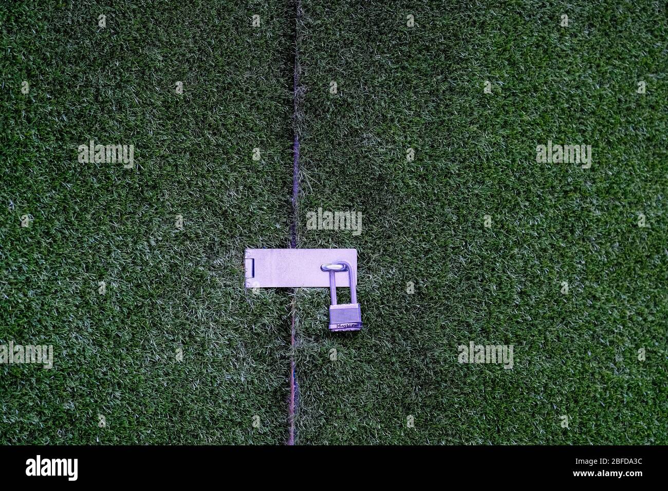 HASP e blocco su sportello per fondi erbosi Astro Foto Stock