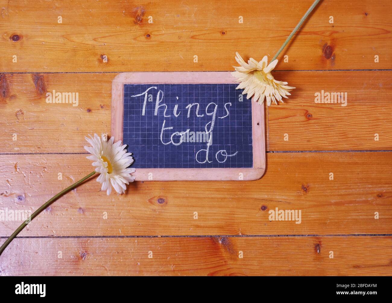 Promemoria "cose da fare" scritto su una lavagna con gesso Foto Stock