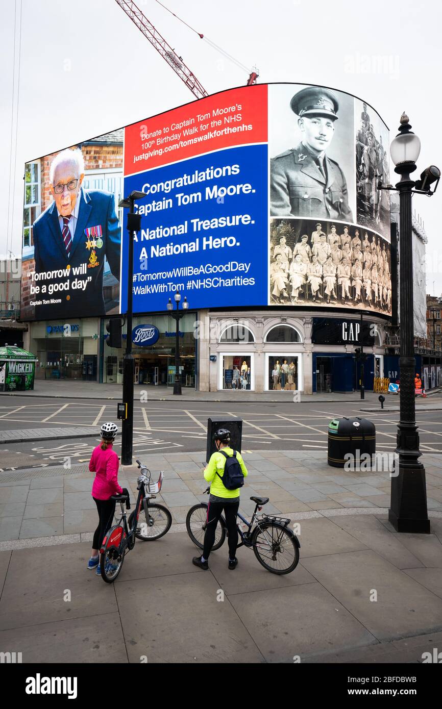 Un saluto oraria al capitano Tom veterano dell'esercito a Piccadilly Circus, Londra. La sfida del veterano di guerra di 99 anni del capitano Tom Moore di raccogliere soldi per gli enti di beneficenza di NHS a camminare 100 giri del suo giardino prima del suo centesimo compleanno ha colpito £20 milioni, meno di due settimane dopo che ha iniziato la sfida. Ha completato i suoi 100 giri il giovedì. Foto Stock