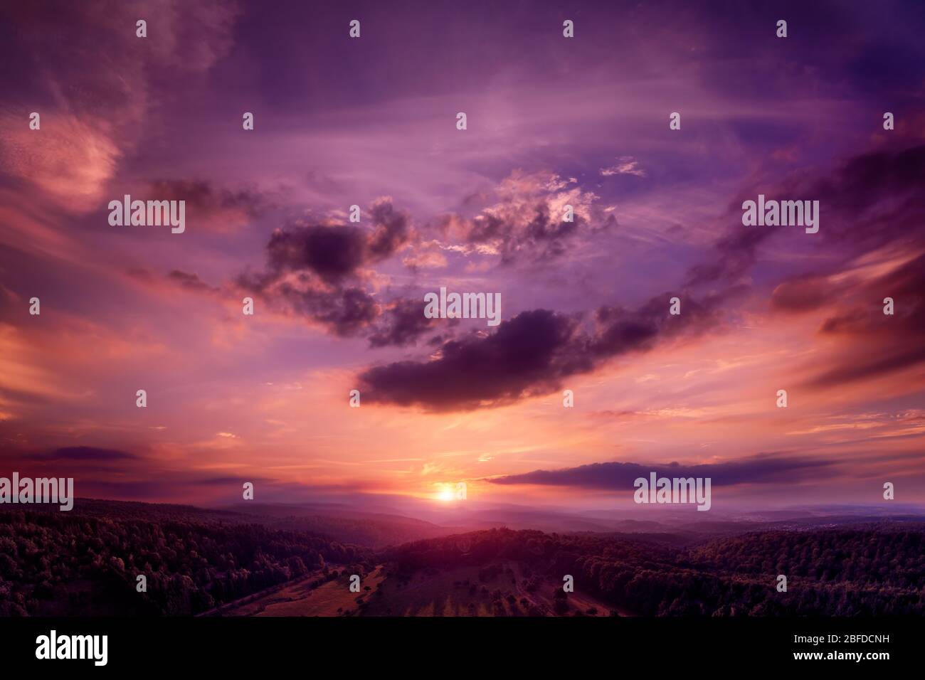 Cielo al tramonto drammatico, emotivo e romantico in splendidi colori rosso e viola scuri Foto Stock