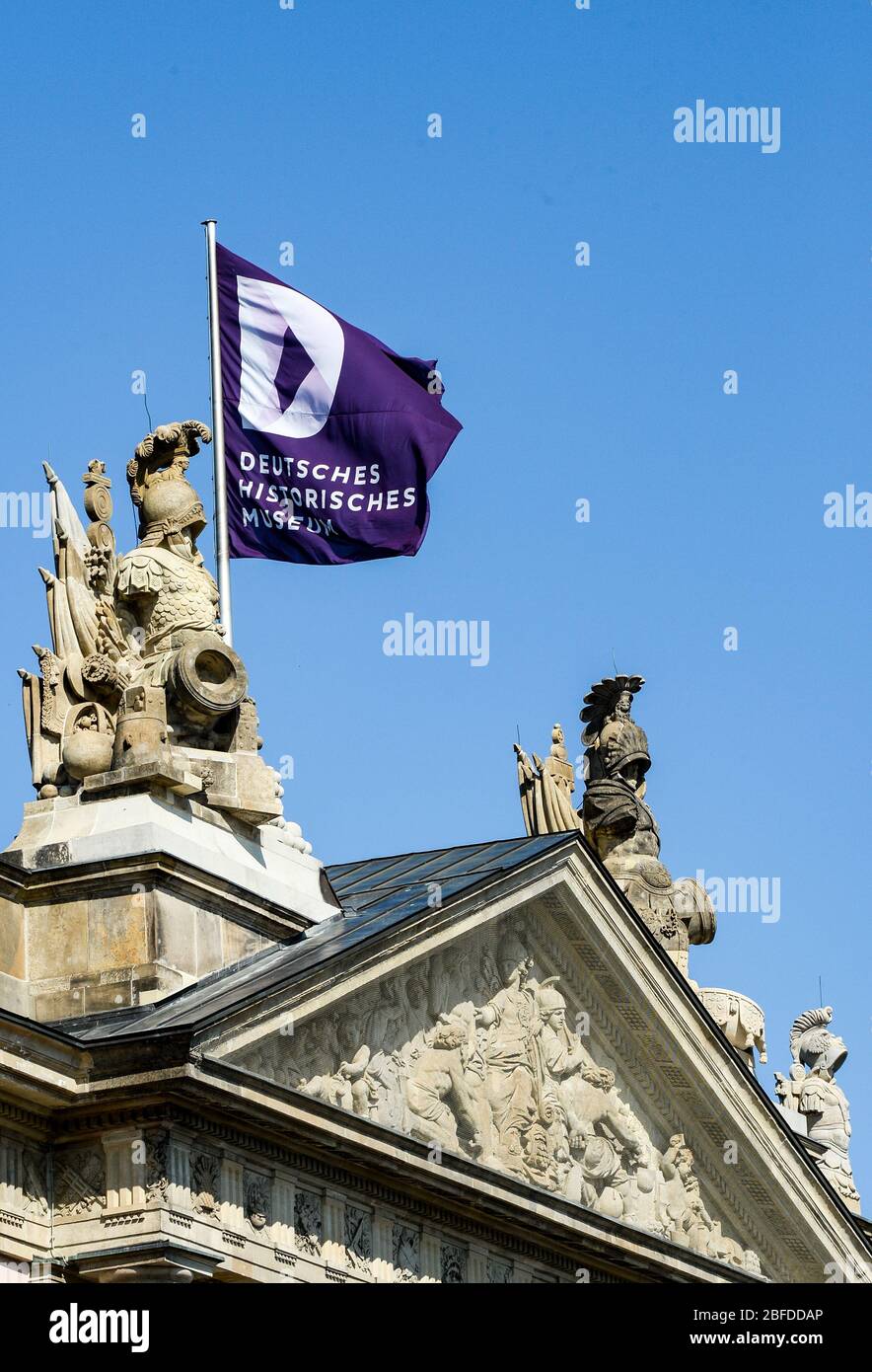 Berlino, Germania. 07 aprile 2020. Una bandiera sventola al Museo storico tedesco - DHM, un museo di storia tedesca, sul viale Unter den Linden. Credit: Jens Kalaene/dpa-Zentralbild/ZB/dpa/Alamy Live News Foto Stock