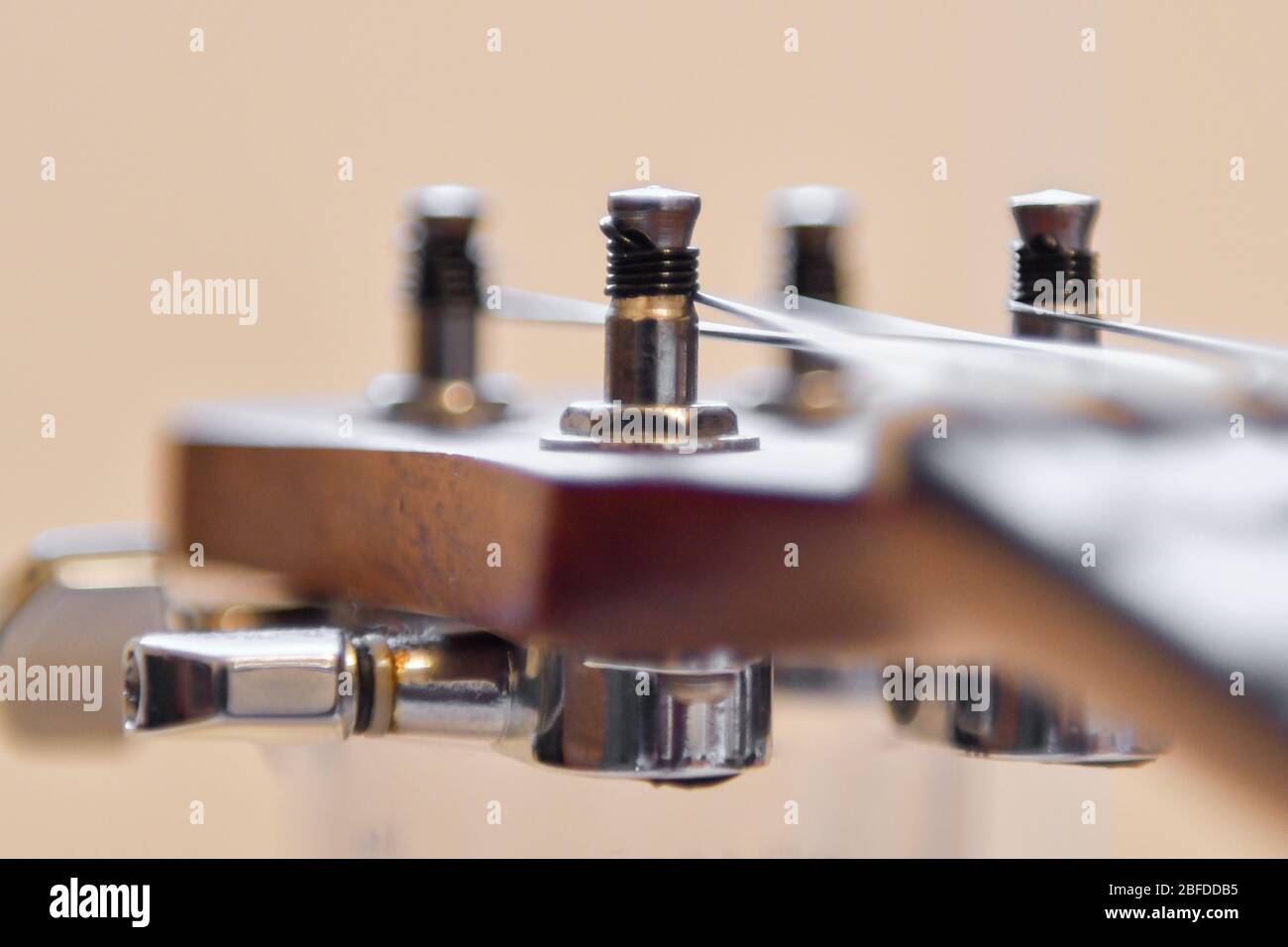Una vista macro di una testa di macchina ukulele, utilizzata per tuare la stringa G. Foto Stock