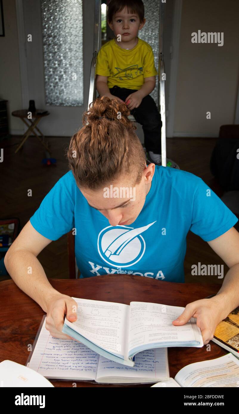 Coronavirus - quarantena a casa e apprendimento a casa Coronavirus - quarantena a casa e apprendimento a casa Foto Stock