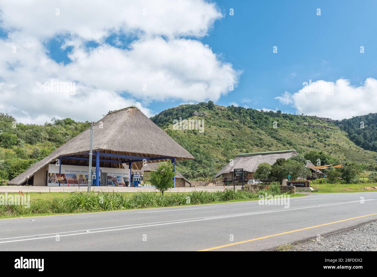 OLIVIERSHOEK PASS, SUDAFRICA - 6 MARZO 2020: Distributore di benzina e ristorante all'ingresso del Little Switzerland Holiday Resort Foto Stock