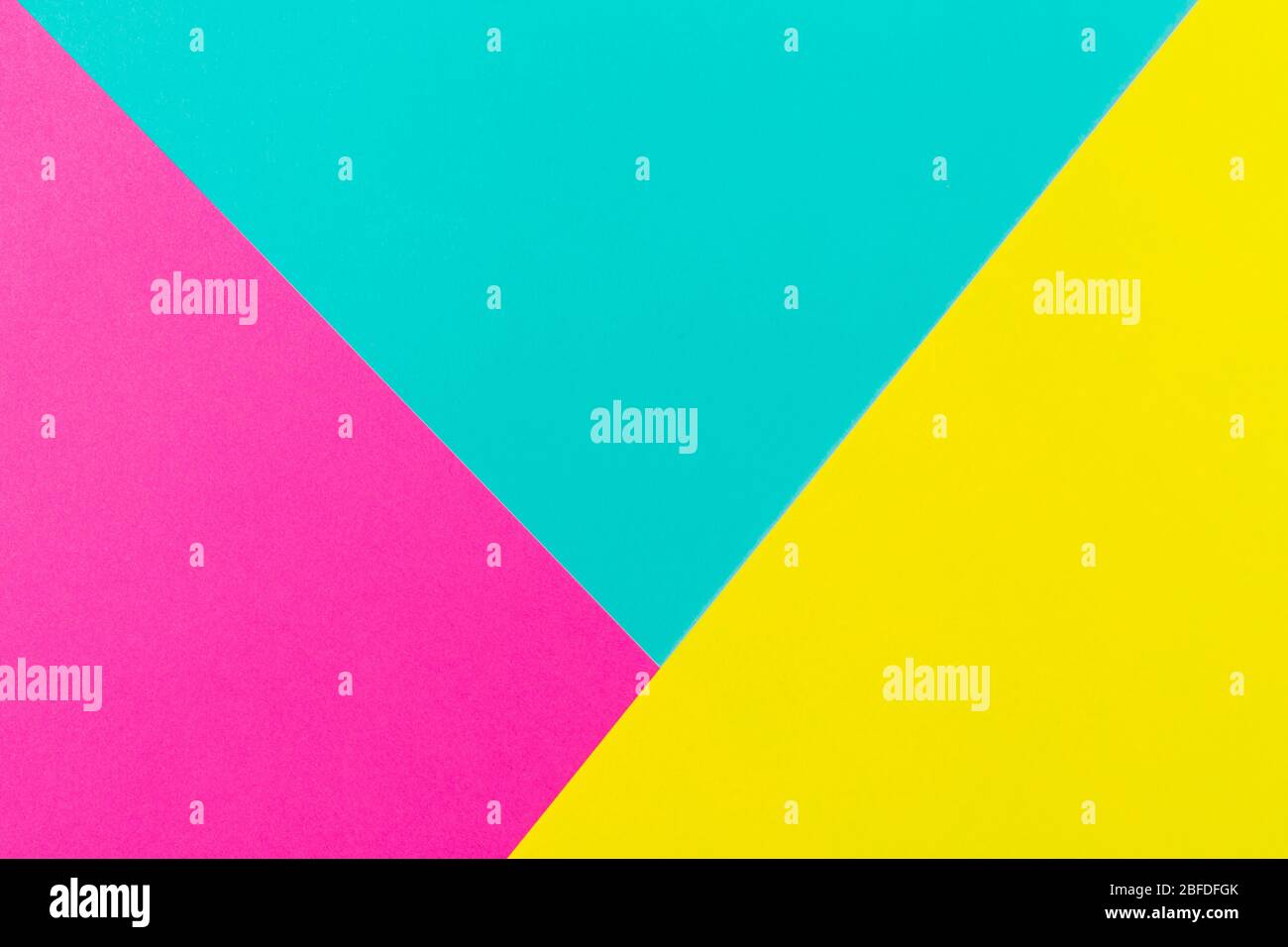 Astratto blu ciano rosa e giallo colore carta geometria composizione sfondo. Spazio di copia. Spazio libero per il testo. Foto Stock