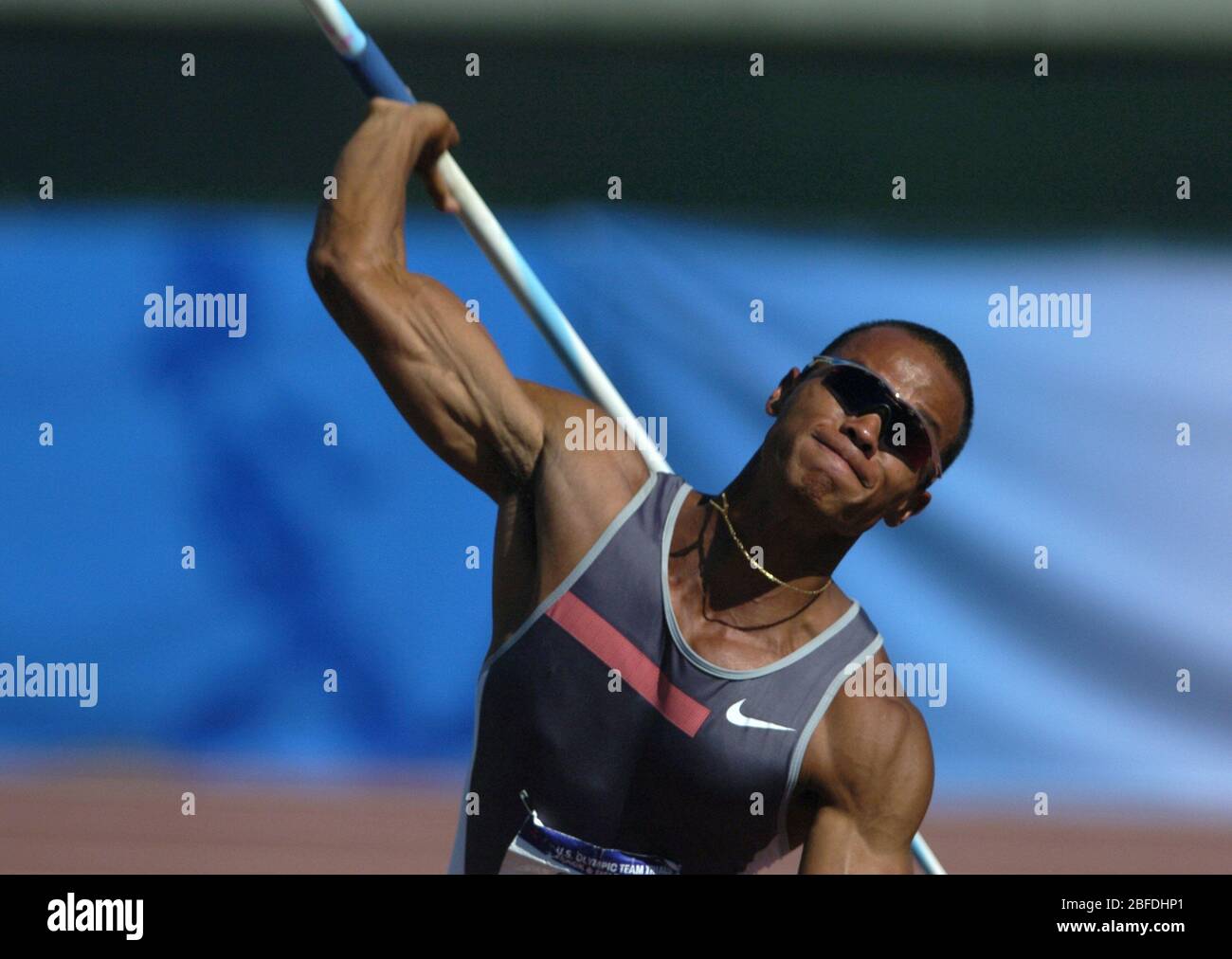 Sacramento, Stati Uniti. 17 Luglio 2004. Il vincitore del Decathlon Bryan Clay si aggiudica il javelin nelle prove olimpiche e sul campo di Sacramento, California, sabato 17 luglio 2004. Foto via Credit: Newscom/Alamy Live News Foto Stock