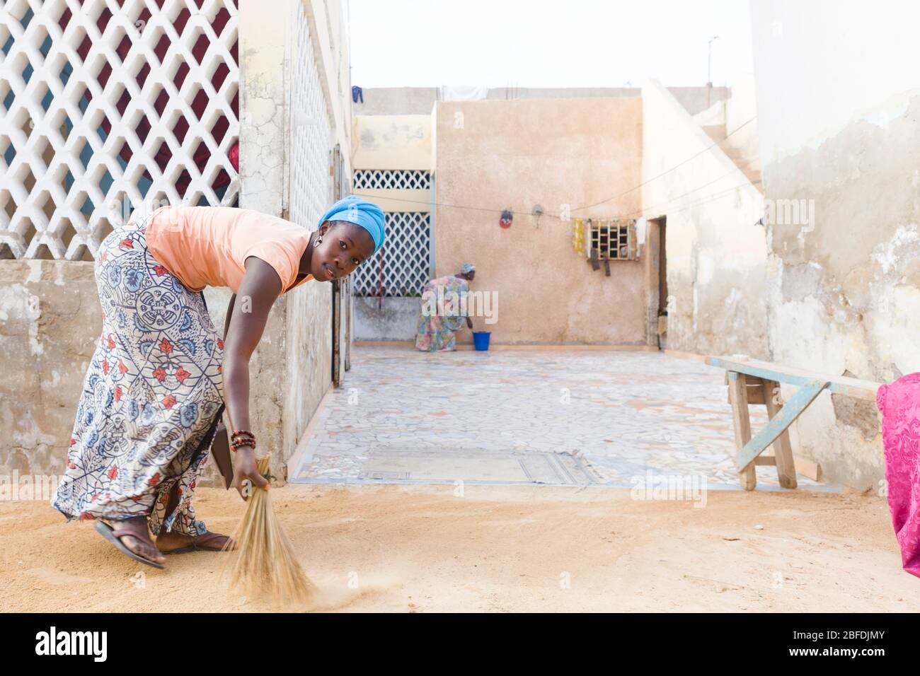 La casa della famiglia Sovv nel distretto di pescatori 5M di Nouakchott è rimasta incredibilmente pulita. Foto Stock