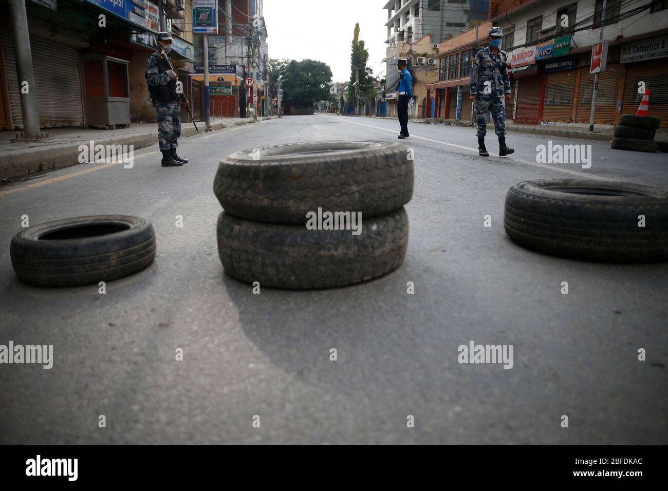 Kathmandu, Nepal. 18 Aprile 2020. Il personale di polizia inasprì la sicurezza il 26° giorno di un governo che ha imposto il blocco tra le preoccupazioni per la diffusione del contagio di coronavirus a Kamal Pokhari a Kathmandu, Nepal, sabato 18 aprile 2020. Credit: Skanda Gautam/ZUMA Wire/Alamy Live News Foto Stock