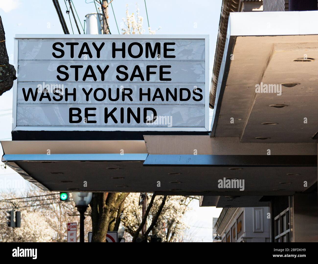 Un teatro billboard posti rimanere a casa, rimanere al sicuro, lavarsi le mani e essere al sicuro durante il coronavirus COVID-19 focolaio. Foto Stock