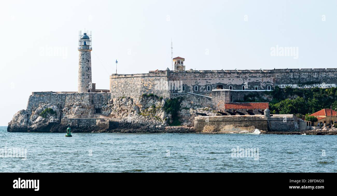 Havana, Cuba - 25 luglio 2018: Castello e faro di El Morro presi dalla strada Malecon a Cuba Havana. Foto Stock