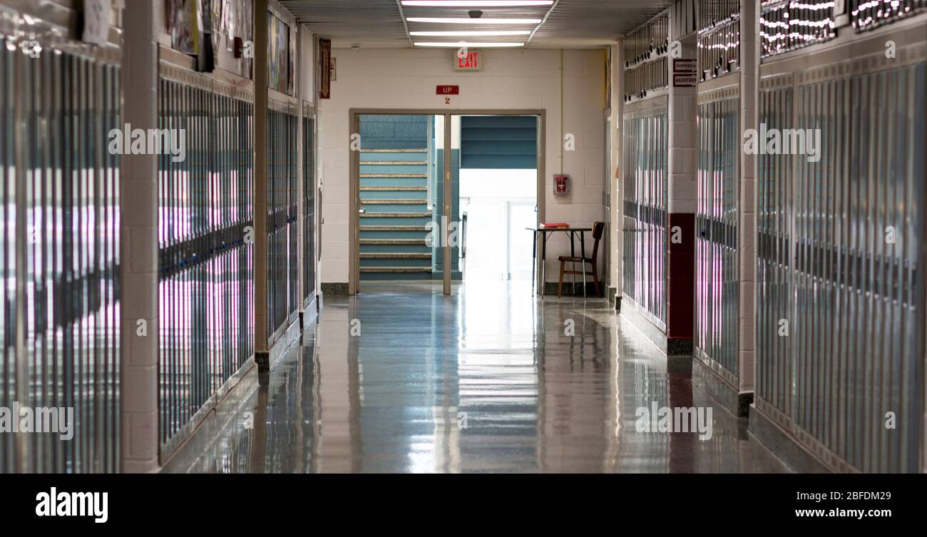 West Islip, New York, USA - 16 marzo 2020: Un corridoio vuoto scuole superiori perché la scuola è chiusa a causa del caronavirus nel marzo 2020. Foto Stock