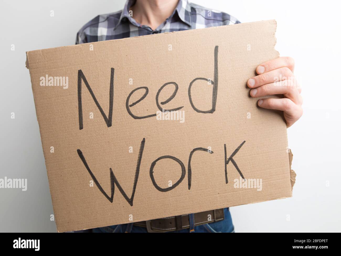 Bisogno di lavoro, l'iscrizione nelle mani del dipendente. Il concetto di disoccupazione, crisi. Hai bisogno di un lavoro. Foto Stock