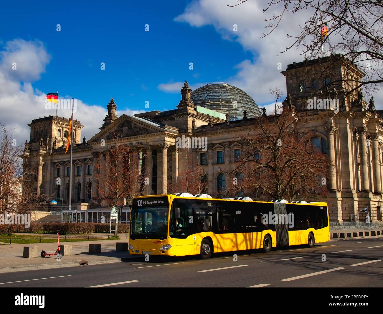 Berlino, Germania - 21 marzo 2020 - autobus dei trasporti pubblici (BVG / Berliner Verkehrsbetriebe) di fronte all'edificio del Reichstag (Bundestag) Foto Stock