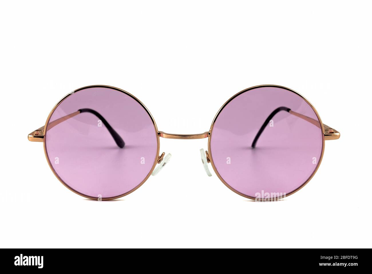 Occhiali da sole tondi rosa stile strada con cornici dorate isolate su  sfondo bianco - Vista frontale Foto stock - Alamy